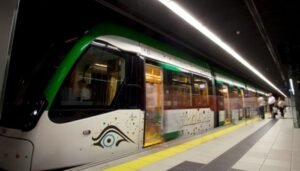 ❓ Preguntas frecuentes sobre el horario del Metro de Málaga 🔹 ¿A qué hora abre el Metro de Málaga? El primer tren sale a las 06:30 h de lunes a viernes, y a las 07:00 h los fines de semana. 🔹 ¿A qué hora cierra el Metro de Málaga? El último servicio es a las 23:00 h entre semana y a la 01:30 h los viernes, sábados y vísperas de festivos. 🔹 ¿Hay metro durante la Feria de Málaga? Sí. Durante la Feria, el metro amplía su horario hasta las 3:00 h con trenes cada 5 minutos en los tramos centrales. 🔹 ¿Cuánto tarda el recorrido completo? El trayecto completo de la Línea 1 dura unos 13 minutos y el de la Línea 2, unos 11 minutos. 🔹 ¿Se puede pagar con tarjeta bancaria? Sí, el Metro de Málaga admite tarjetas sin contacto (contactless) y las tarjetas del Consorcio de Transporte. 🚀 Conclusión: el metro, una opción eficiente para moverse por Málaga El Metro de Málaga representa uno de los proyectos de movilidad más modernos del sur de España. Con un servicio puntual, tarifas competitivas y un horario amplio, se ha convertido en la opción preferida de miles de usuarios diarios. Ya sea para ir a trabajar, estudiar o disfrutar de la ciudad, conocer el horario del Metro de Málaga te permitirá planificar mejor tus desplazamientos y aprovechar una red en constante crecimiento. 🌟 En resumen: puntualidad, comodidad y sostenibilidad definen la experiencia de viajar bajo tierra por la bella capital andaluza.